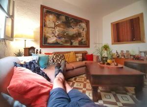 利马La Quinta的躺在客厅沙发上的人