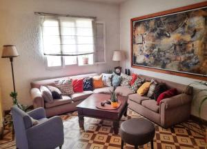 利马La Quinta的客厅配有两张沙发和一张桌子