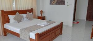 乌斯维塔克伊亚瓦Bivon Reach By Travel Corners的一间卧室配有带白色床单和枕头的床。