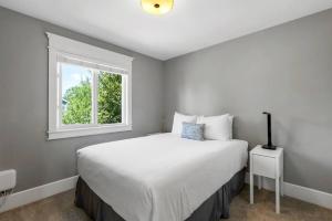 乔治王子城Comfort and joy的卧室设有一张白色大床和一扇窗户。