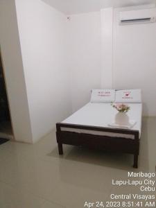 MaribagoWJV INN MARIBAG0的一间卧室,床上放着花瓶