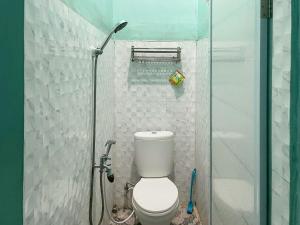 PangururanAntony Homestay near Pantai Pasir Putih Parbaba Mitra RedDoorz的一间带卫生间和淋浴的小浴室