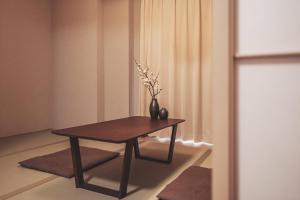 大阪川House道頓堀的一张桌子,上面有花瓶