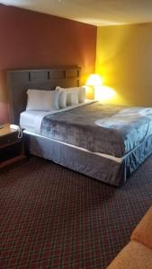 斯蒂尔沃特OSU 2 Queen Beds Hotel Room 133 Hot Tub Booking的酒店客房 - 带一张大床和两个枕头
