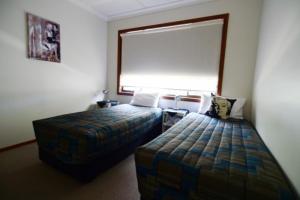 贝纳拉Benalla Apartments的酒店客房设有两张床和窗户。