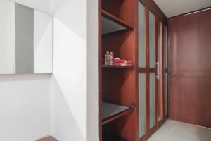 万隆Istana Hotel Bandung Mitra RedDoorz的一间带木门和衣柜的浴室