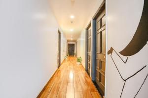 新德里FabExpress PP Residency的走廊铺有木地板,走廊设有门