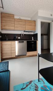 斯塔万格Modern and comfortable apartment in attractive neighborhood的一个带木制橱柜和桌子的厨房