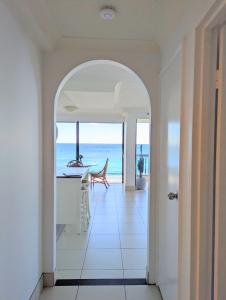 黄金海岸Longbeach Luxe, Surfers Paradise的开放式走廊,从房子可欣赏到海景