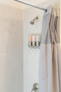 奥克兰Modern Cottage near many conveniences的浴室配有淋浴帘和盥洗盆。