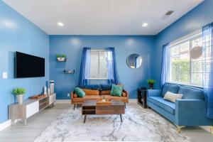 奥克兰Modern Cottage near many conveniences的蓝色的客厅配有沙发和电视