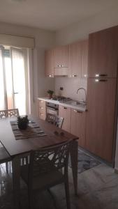 潘泰莱里亚Casetta Cavour的厨房配有木桌和桌椅