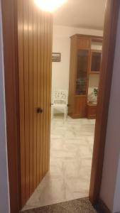 潘泰莱里亚Casetta Cavour的走廊上设有门,房间带椅子