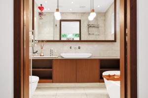 伦敦Luxury 3 Bed House by Hyde Park, Bayswater的一间带水槽、卫生间和镜子的浴室