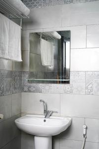 Zabdahflamingo hotel irbid的白色的浴室设有水槽和镜子