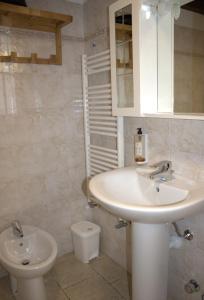 雷梅斯-诺特雷-达梅阿特米西亚旅馆的一间带水槽和卫生间的浴室
