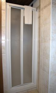 雷梅斯-诺特雷-达梅阿特米西亚旅馆的玻璃淋浴间,浴室内备有毛巾