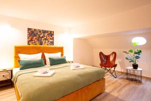 茨维考FeelgooD Apartments LOFT Zwickau CityCenter mit TG-Stellplatz, Netflix, Waipu-TV und Klima的一间卧室配有一张大床和两条毛巾