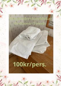 克里斯蒂娜港Karaby Gård, Country Living的一张桌子上摆着的一堆白色毛巾
