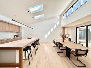 邓斯伯勒Amila - central location with designed spaces的厨房以及带木桌和椅子的用餐室。