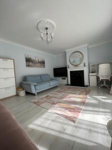都柏林Adaline House Dublin的客厅设有蓝色的沙发和壁炉