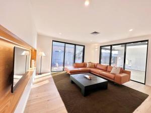 邓斯伯勒Amila - central location with designed spaces的客厅配有沙发和桌子