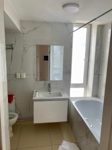 乌兰巴托2 bedrooms apartment的一间带水槽、浴缸和卫生间的浴室