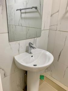 乌兰巴托2 bedrooms apartment的浴室设有白色水槽和镜子