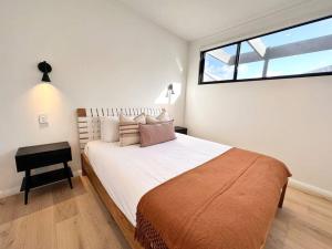 邓斯伯勒Amila - central location with designed spaces的一间卧室设有一张大床和一个窗户。