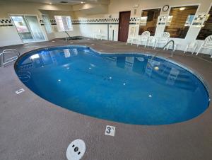 ToppenishToppenish Inn and Suites的大楼内一个蓝色的大型游泳池