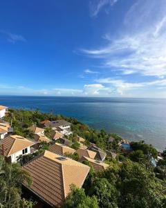 涛岛品尼高苏梅岛度假酒店 的城镇和海洋的空中景观