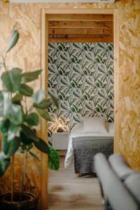 圣布里厄Grand loft avec Jacuzzi et Home Cinema的植物间里一间卧室,一张床