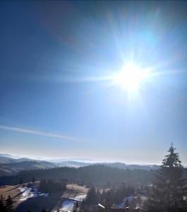 新瓦罗什Konak Vuk的从山顶上欣赏太阳美景