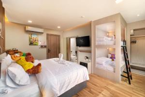 清迈Moose Hotel Chiangmai的卧室配有两只泰迪熊躺在床上