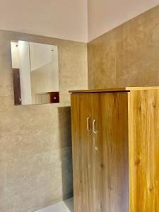科钦Reach Residency的一间带木制橱柜和镜子的浴室