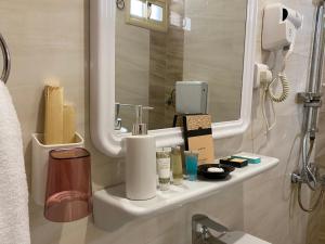 Sūq al Aḩadفندق وايت هافن的一间带水槽和镜子的浴室