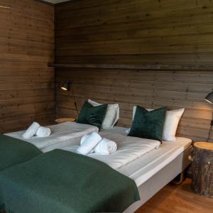 阿尔塔Gargia Lodge的两张带绿色和白色枕头的床