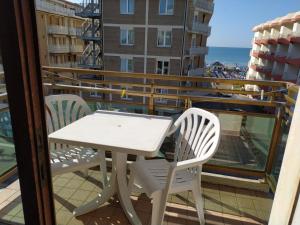 利多迪耶索罗哈利法克斯酒店的海景阳台上的桌椅