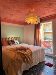 甘迪亚Apartamento No5的一间卧室设有一张红色天花板的床
