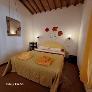 斯坎萨诺Agriturismo Salaiolo 176的一间卧室配有一张床,上面有两条毛巾