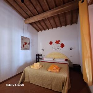 斯坎萨诺Agriturismo Salaiolo 176的卧室配有一张床,墙上挂着一头奶牛