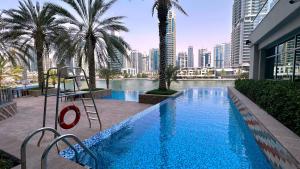 迪拜Fairfield Tower, Park Island, Dubai Marina - Mint Stay的城市中心的一个游泳池