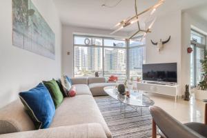 迪拜Fairfield Tower, Park Island, Dubai Marina - Mint Stay的客厅配有沙发和桌子