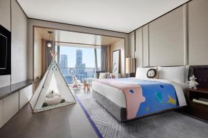 上海上海鲁能JW万豪侯爵酒店的一间卧室配有一张床和一个游乐帐篷