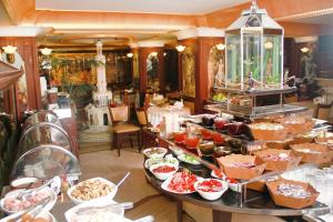 伊兹密尔奥扎克吉奥鲁公园精品酒店的包含多种不同食物的自助餐
