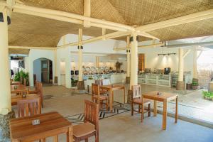 莱利海滩Railay Village Resort的一间带木桌椅的餐厅和一间厨房