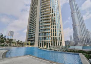 迪拜Dream Inn Dubai Apartments- Burj Vista的一座大型建筑,前面设有一个游泳池
