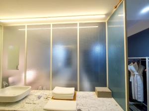 华城市JS精品酒店的浴室配有卫生间、盥洗盆和淋浴。