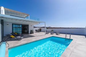 卡列罗港Ereza Villas Salitre的一座带游泳池和房子的别墅