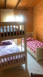 博尔什Shtepi pushimi Ajla的一间卧室配有两张双层床。